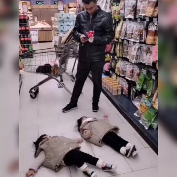 双胞胎因父母不买玩具躺在地上撒泼打滚,网友:要躺就躺,我先走_孩子