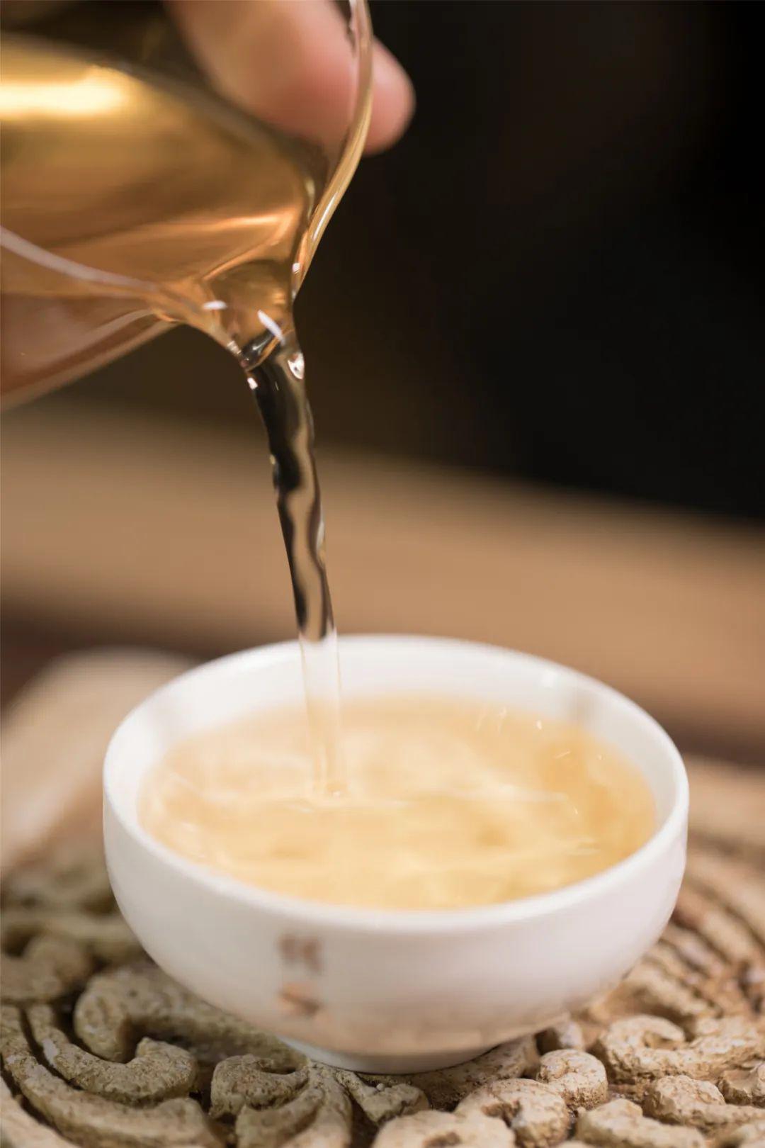 用一杯白茶,唤醒整个春天