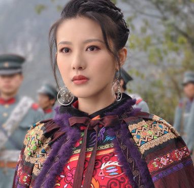 出道就被姑父捧红,如今姑父改捧小30岁娇妻,她沦落演网剧为生