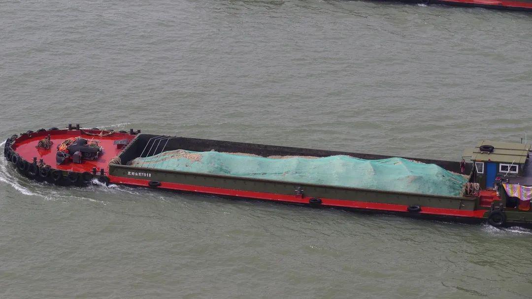 并加强超载船舶源头管理,逐一核实超载船舶始发港情况,按照"先卸载,后