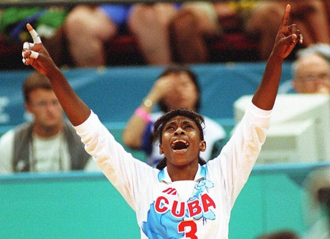 原创古巴女排传奇路易斯现在每个人都要待在家感谢所有的医护人员