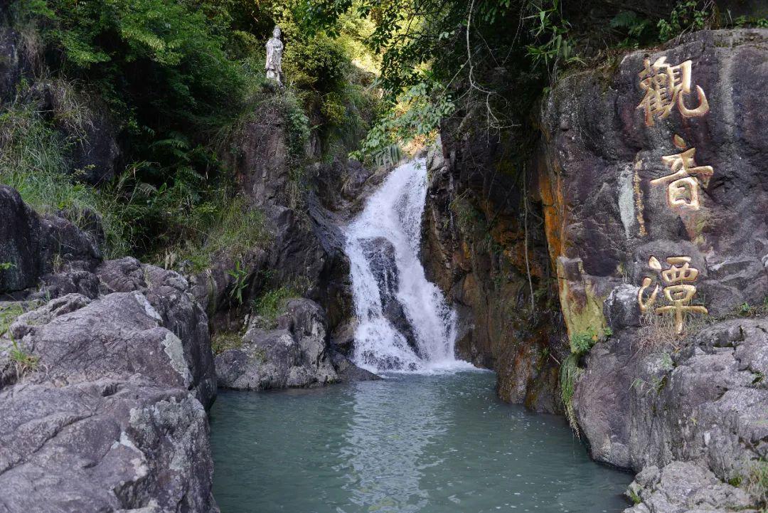 观音潭寺左有观音潭,县志载:著名观音潭,在圭峰山幽壑中,巨石百多步