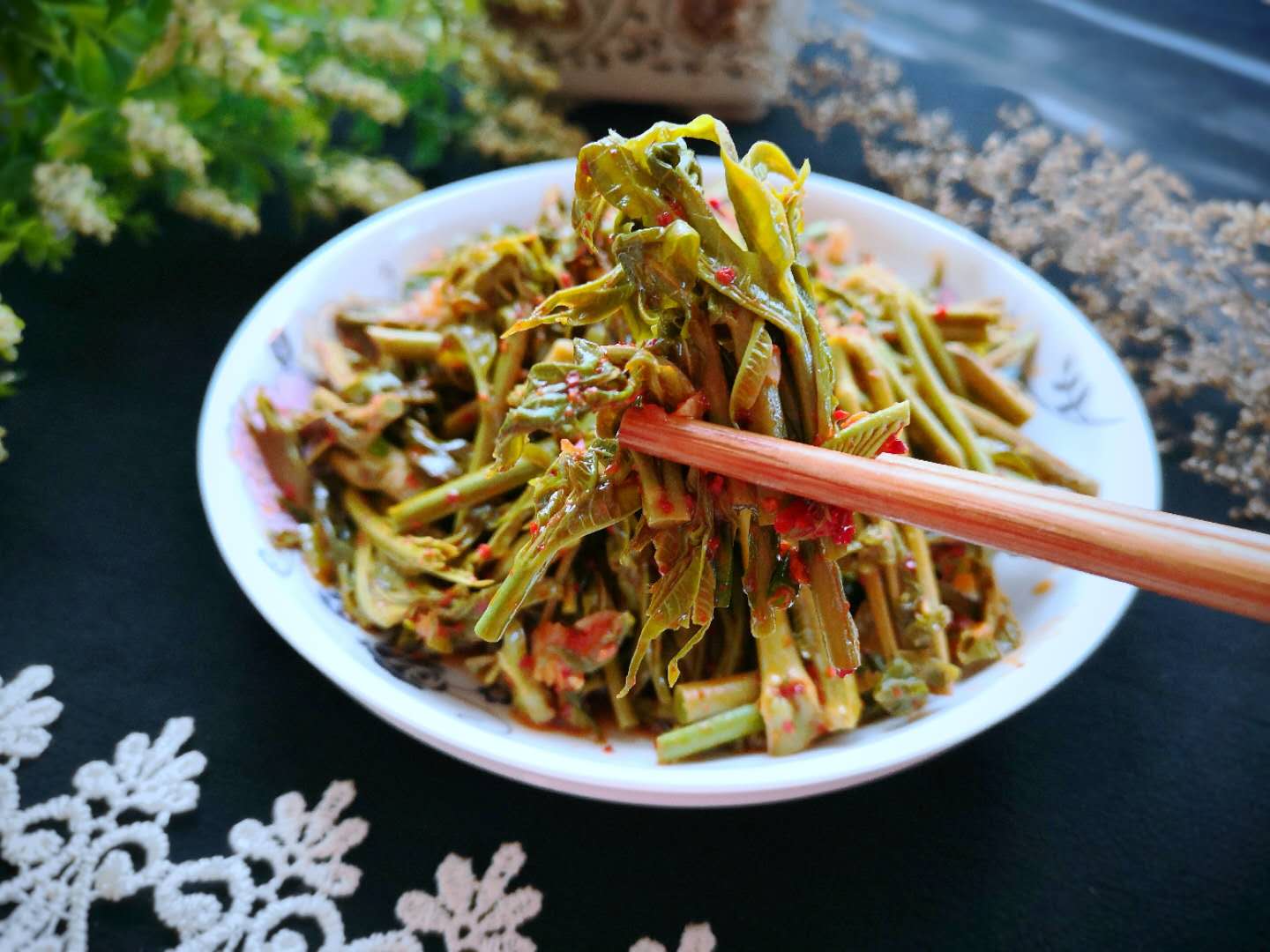 农村一种野菜,长在树上不起眼,其实比肉贵,城里超市买15元一斤!_香椿