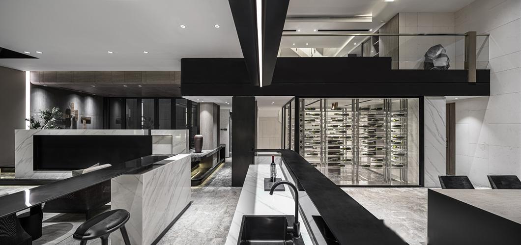 平面向度的空间,一层层的视觉感受,从视听空间至吧台区再到长桌一路