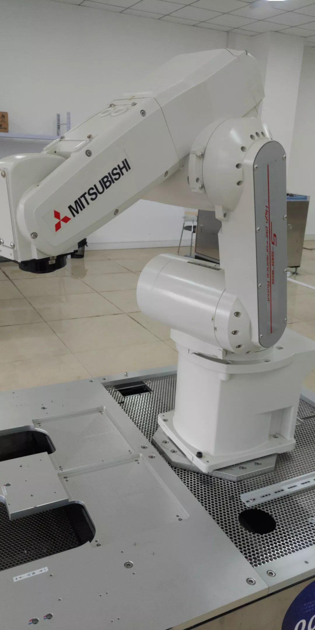 成都基地配备abb,库卡,安川,发那科四大家族及denso,雅马哈等机器人