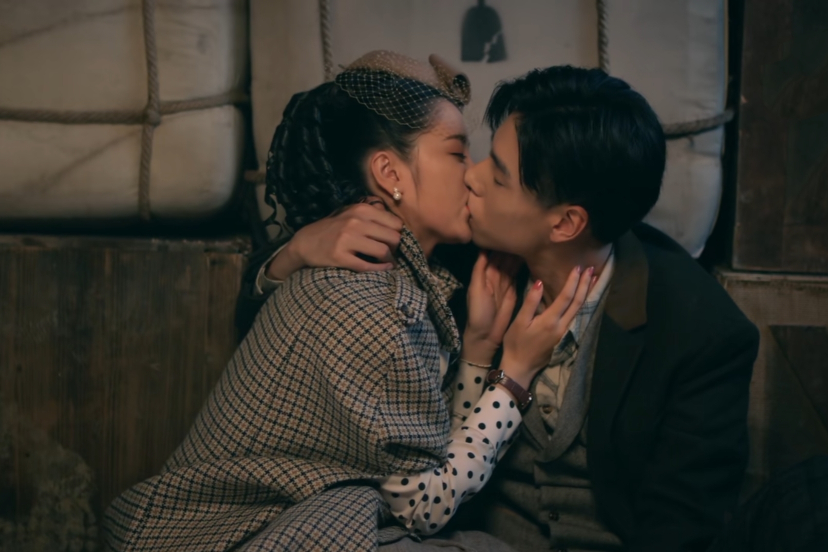 原创 民国奇探:路垚出轨女友现身,白幼宁霸气宣誓主权,吻戏终于来了