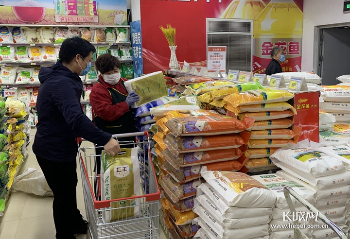 一位市民正在北国超市采购大米.