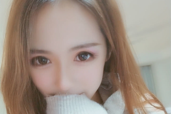 网红直播间出现男人,衣不蔽体被粉丝举报,辩解称是自己的弟弟