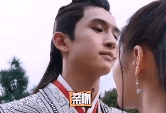 张云龙拍吻戏亲关晓彤额头关晓彤下意识往后闪躲表情太搞笑