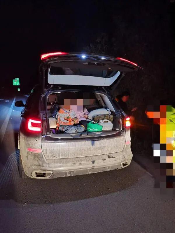 5座挤9人,2名小孩被塞进后备箱…_搜狐汽车_搜狐网