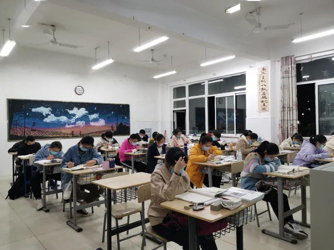 正是少年读书时记淮南二中高三学生返校后一天的学习生活
