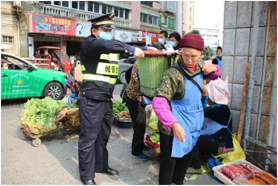 一个牺牲小商小贩一味追求环境整洁的城市是没有灵魂的贵州凯里城管