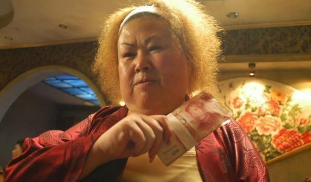 54岁未嫁, 《疯狂的赛车》"肥婆"为母亲放弃事业, 娱乐圈大孝子