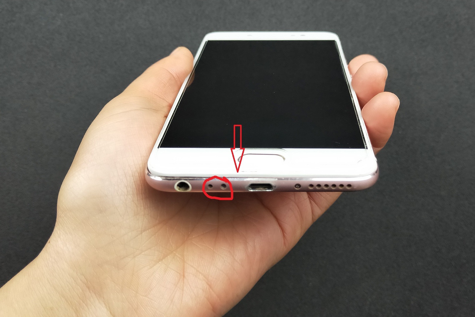 原来手机底部的小孔是这个功能很多人还不知道真是厉害了