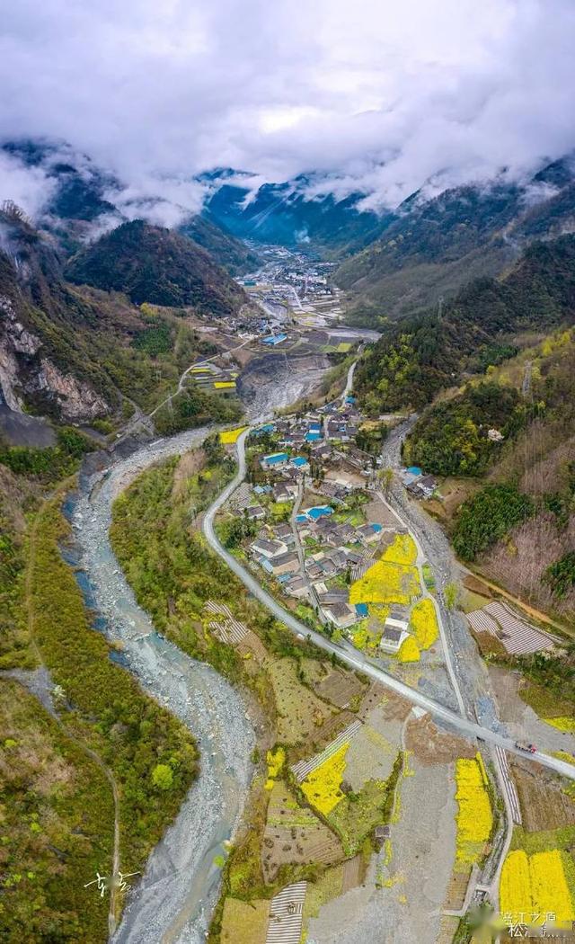 人间四月芳菲尽松潘县小河镇繁华盛开