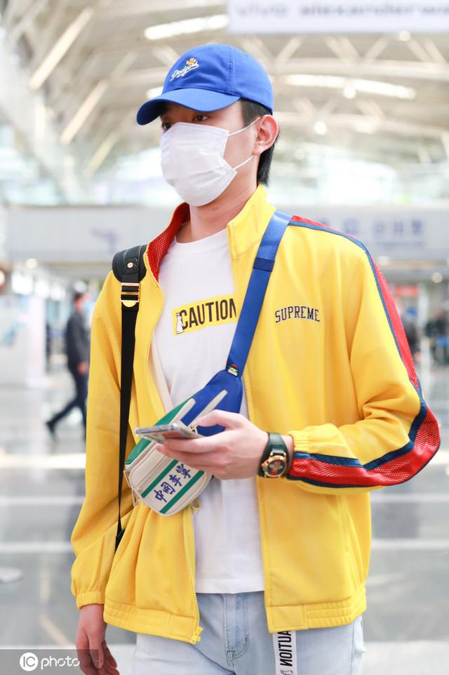 看于小彤的头发我笑了 原来疫情期间,明星也找不到剪头发的地方