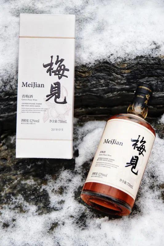 看起来真的高大上中国风的毛笔字和大气简约的酒瓶包装首先吸引小编的