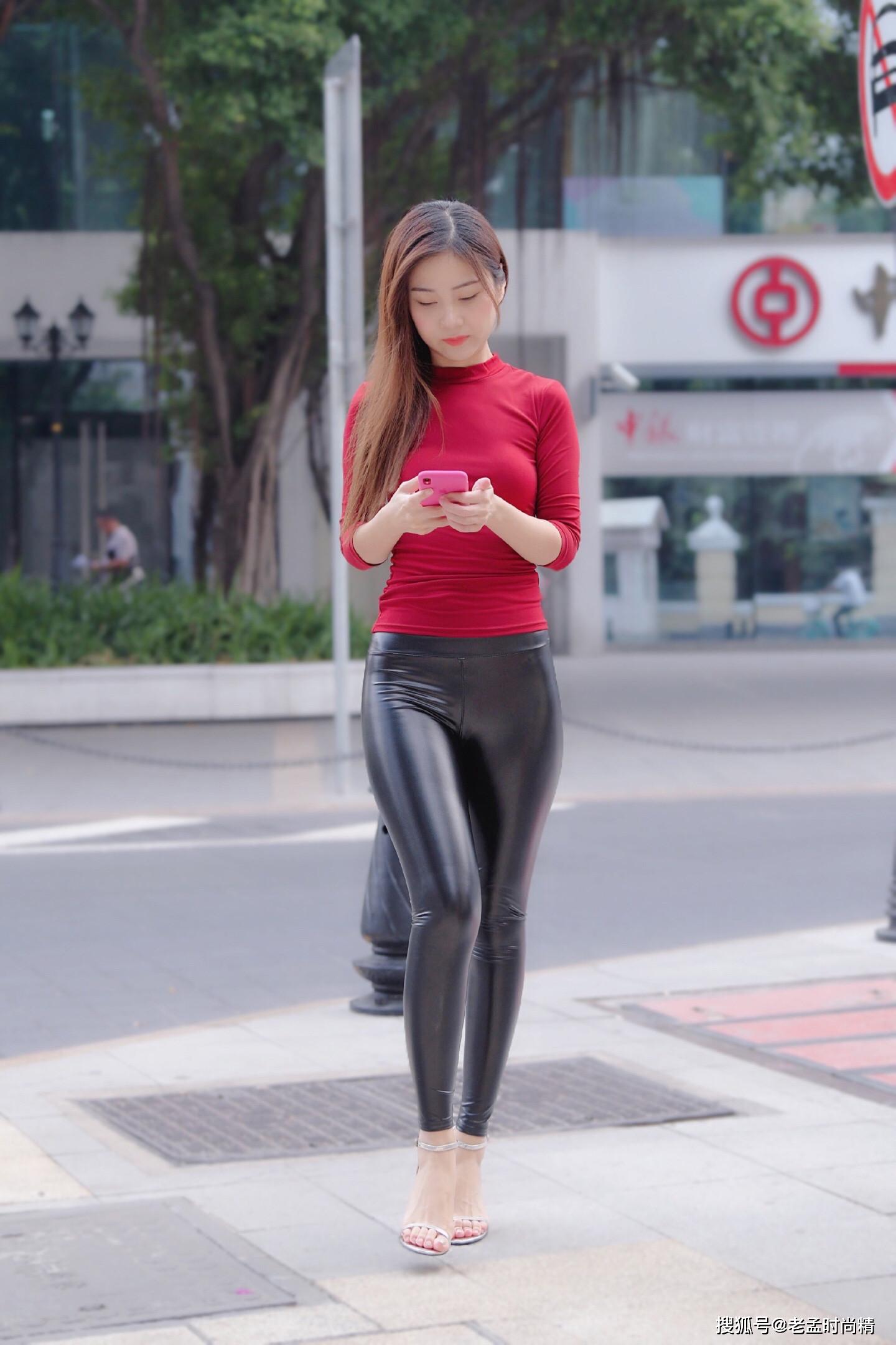 大红色秋衣配亮面皮裤, 两种单品都太惹眼了