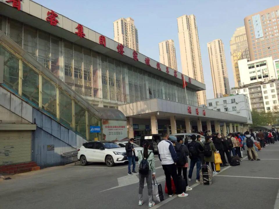 前来坐车的乘客排起了长龙付家坡长途汽车站咱们熟悉的场景就回来了