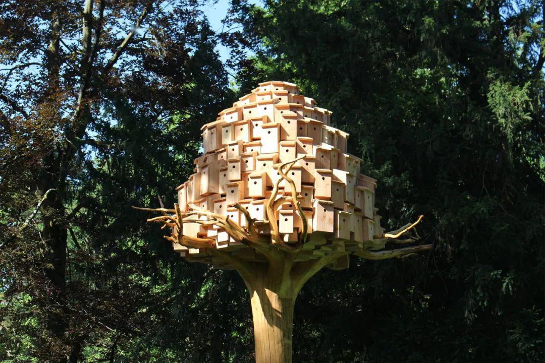 柱子这位布鲁塞尔的艺术家在欧洲公园形成了鲜明的对比它们与传统的单