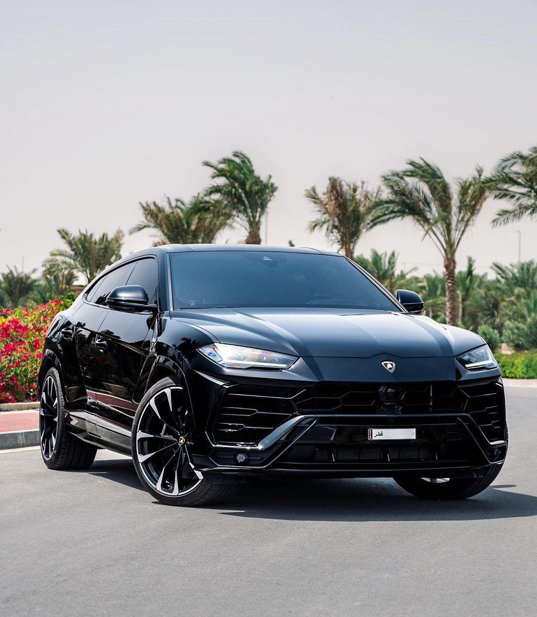 比黄色更具战斗气息的亮黑色兰博基尼urus!