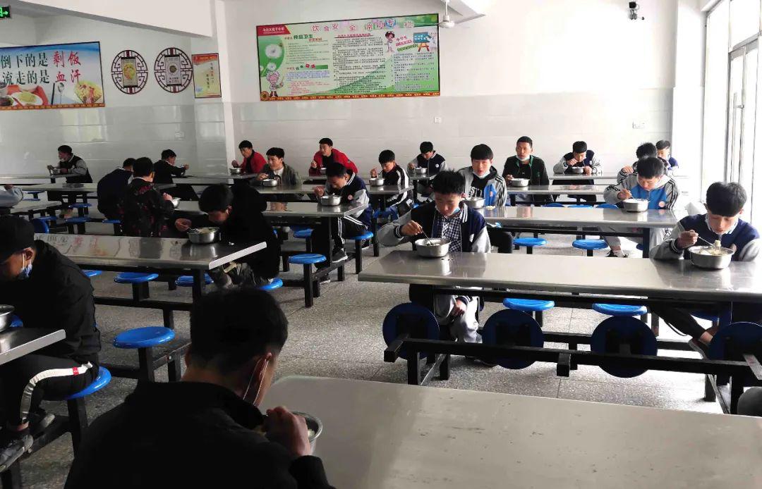 看看高一,二和初三学生的开学第一天乐山市高中学校全面开学复课(来源