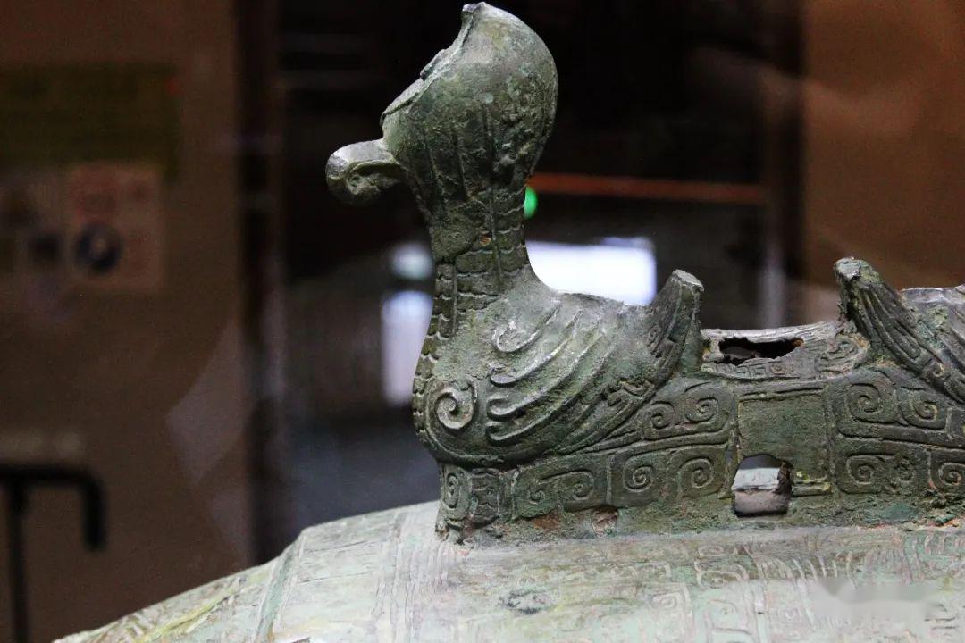 商代晚期夔神鼓与瓿形卣:钧魂分享泉屋博古馆中国青铜器珍品之一