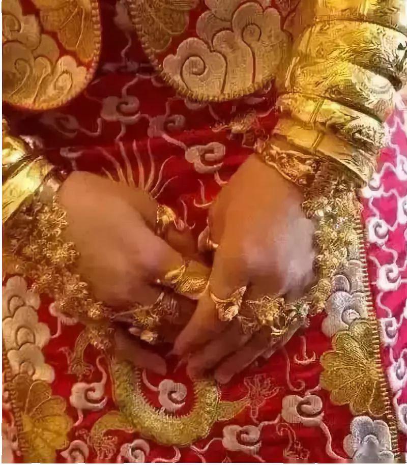 手指上戴着金戒头上戴着黄金头饰一名新娘的结婚照惊呆大家2013年10月