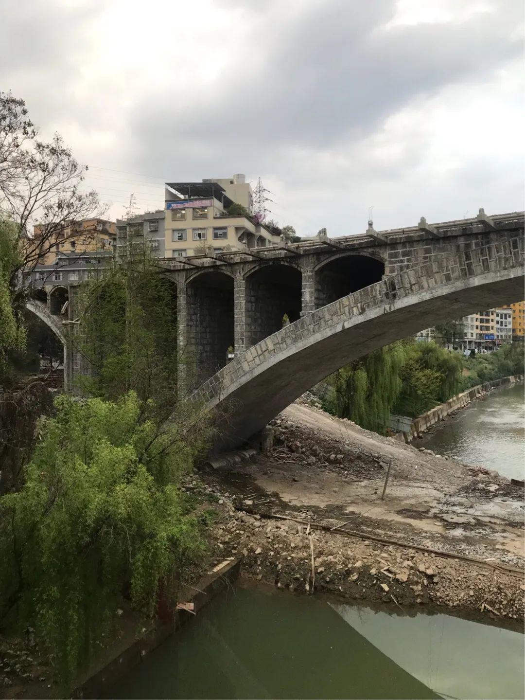 利川南门大桥护栏全部拆了!么子情况?