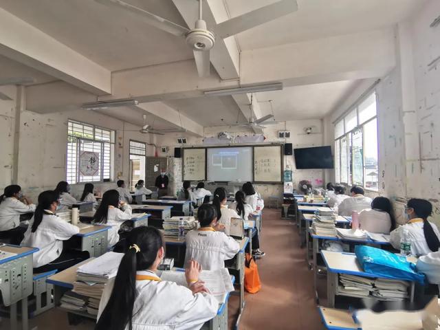 民族中学校长为同学上开学第一课,普及校园疫情防控知识▲沙子中学