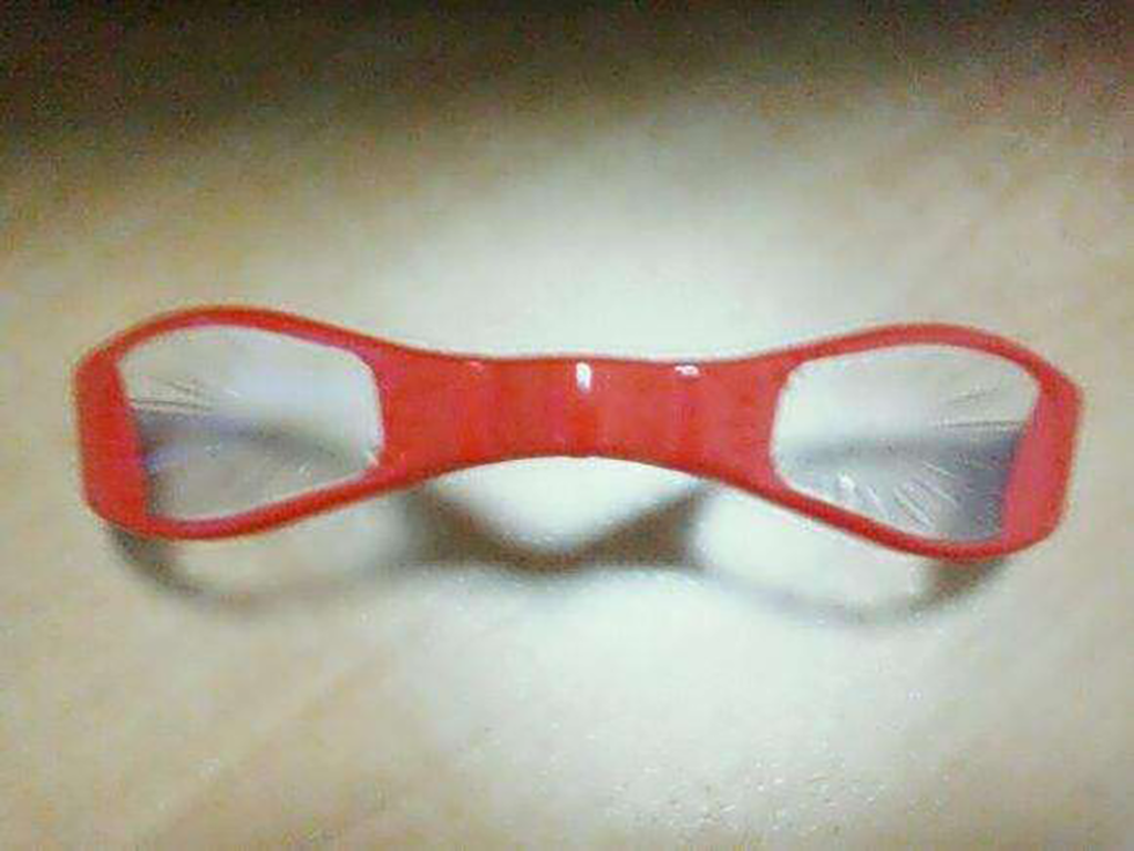 赛文·奥特曼 人间体:诸星团 变声器:奥特眼镜 在目睹一个青年的英勇