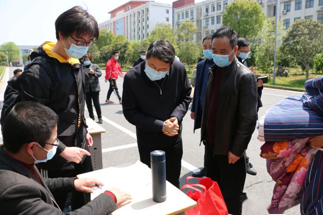 我校黨總支書記,校長詹鈺及全體校班子成員陪同調研.