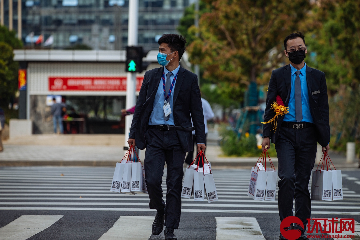 武汉解封首日市民戴口罩外出锻炼逛街