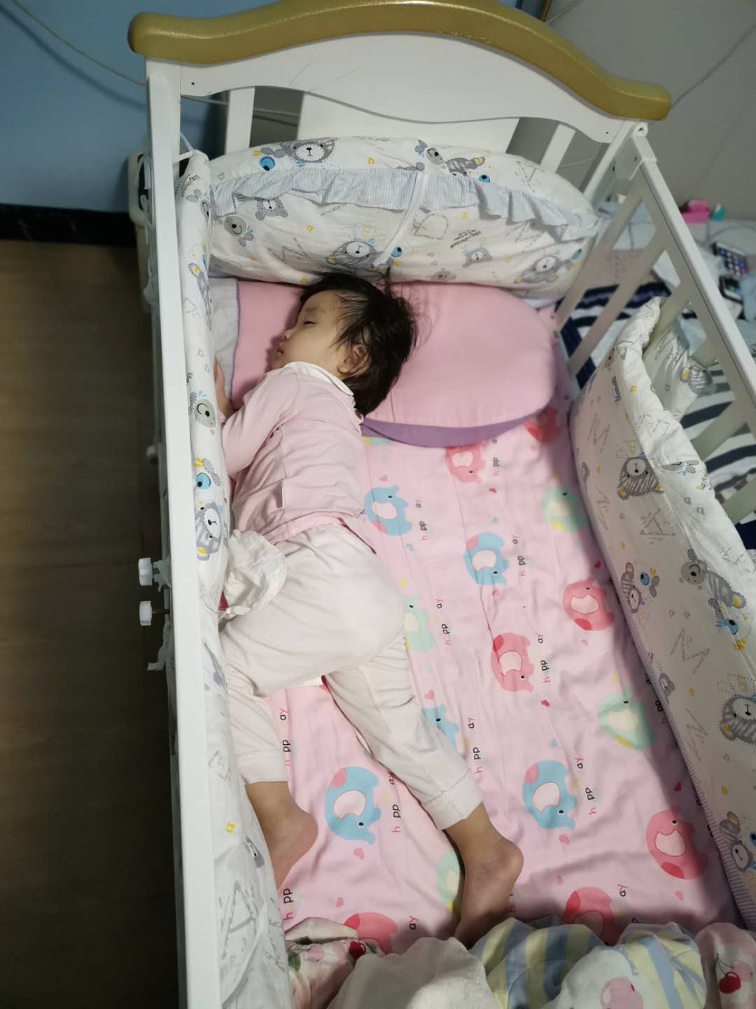 宝宝半夜睡觉总踢被子?宝妈别担心,这几个妙招帮你轻松搞定