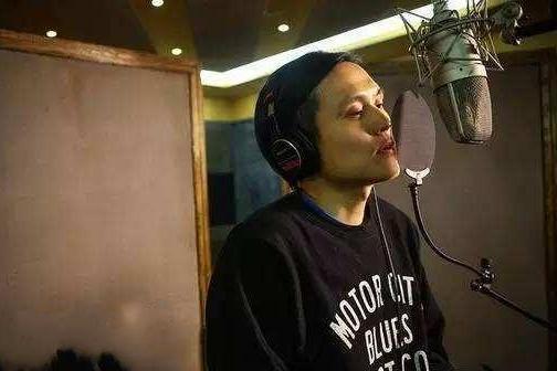 酒店与男士亲密搂抱,仍然难逃情商低争议_黄少峰