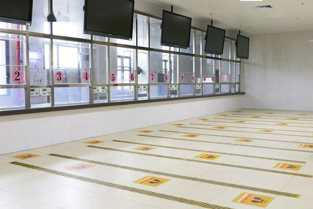 在食堂入口增加疫情防控用餐指引,并在每个取餐口前都贴有间隔1米等候