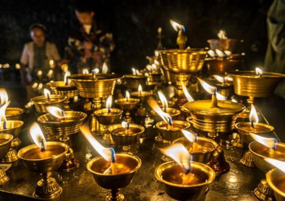 原创金顶长明灯600年不灭专家侧面研究道士又何必计较呢