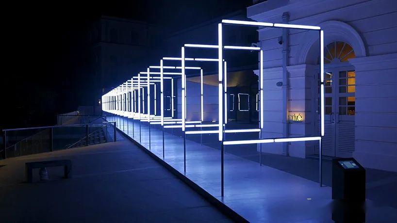 创意丨妙160根灯管打造时空之门