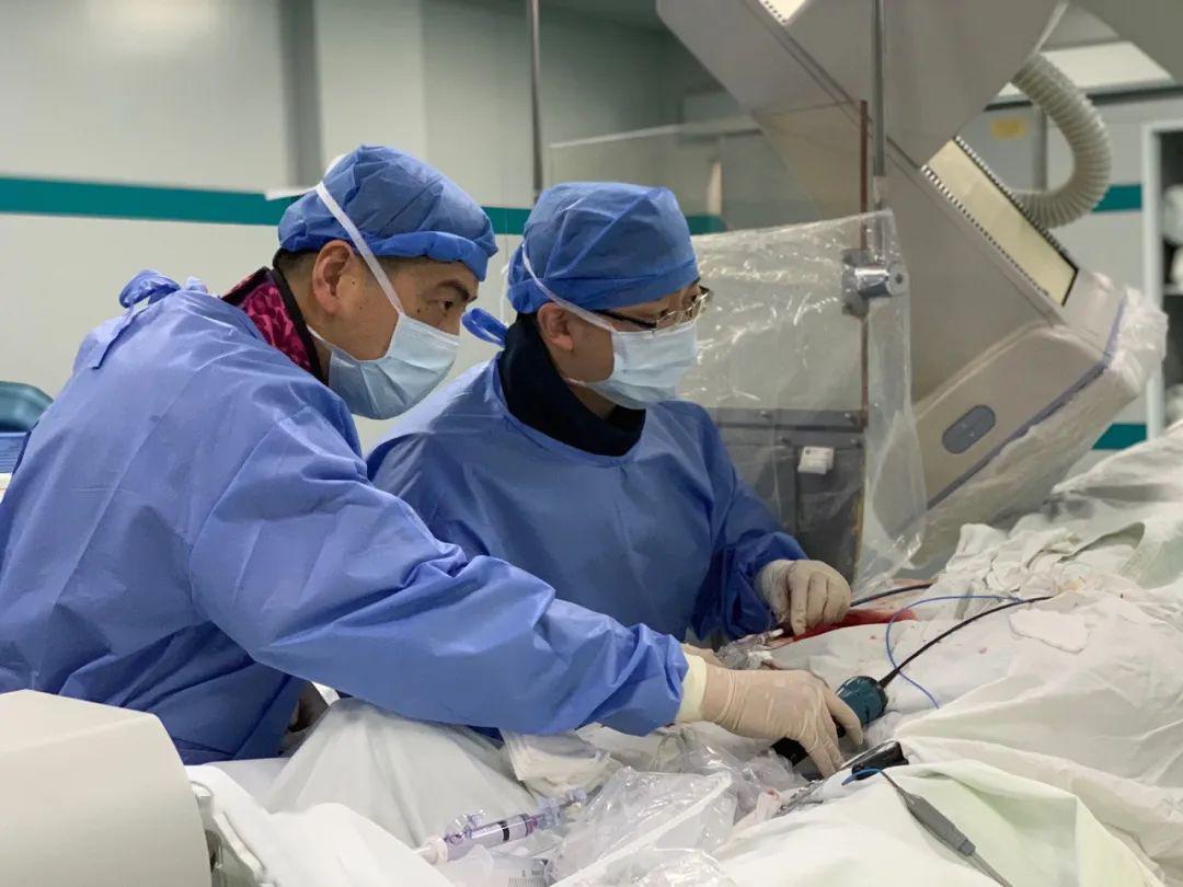 陆医生介绍到:左心耳封堵手术是一项出血量极小,不需要开胸的微创手术