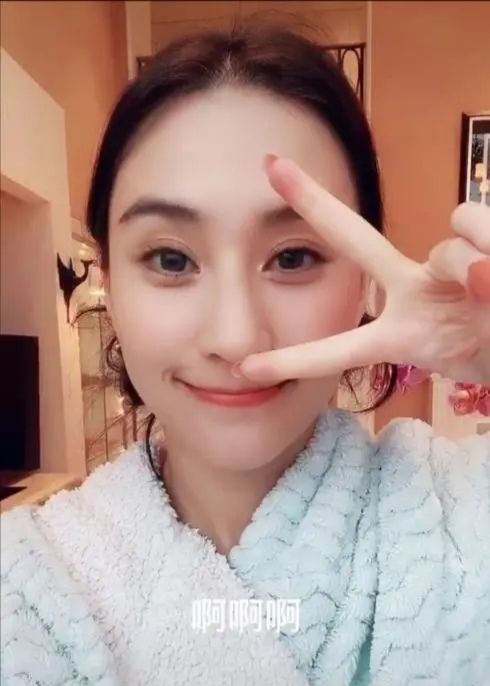 何超莲素颜逛超市被拍皮肤黝黑好俗气平时全靠包装和打扮