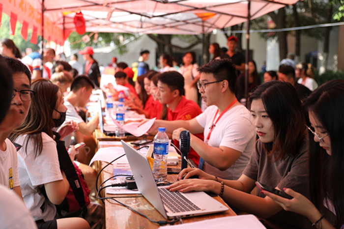 欢迎你新同学商丘学院喜迎2019级新生