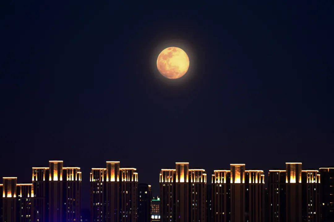 "今晚的月亮,真的又大又亮又圆啊!