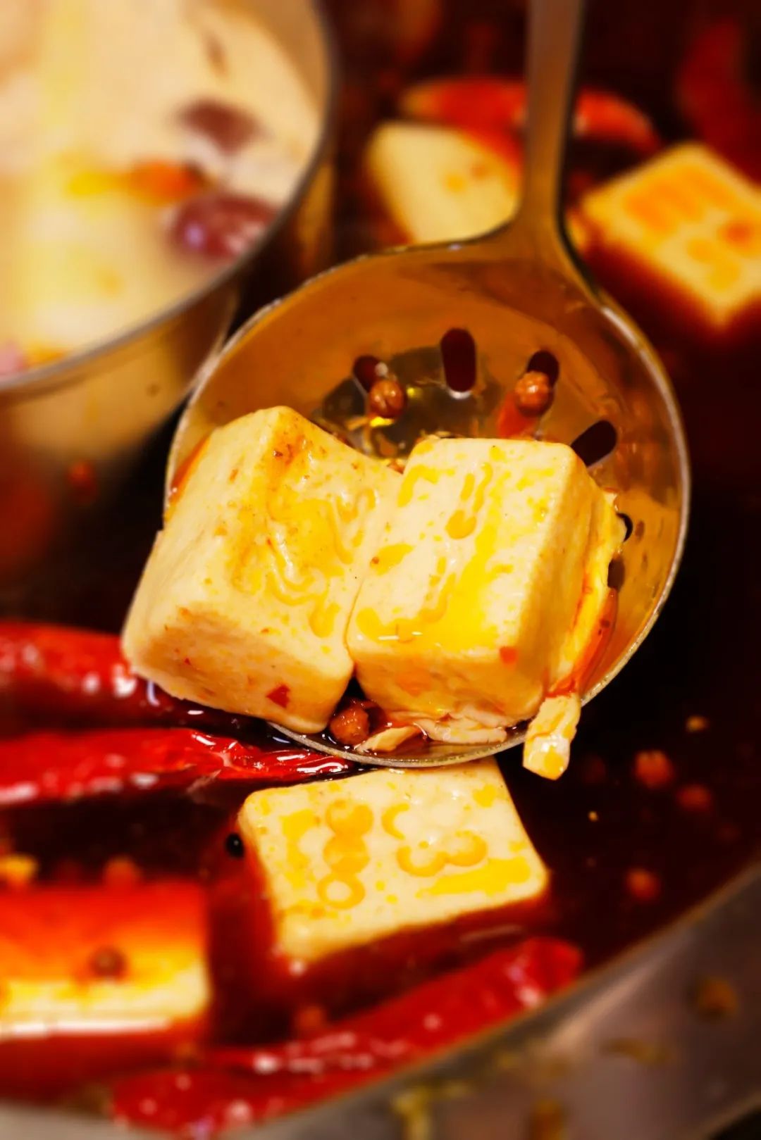 煮过的麻将豆腐花纹更加的清晰,咬上一口咀嚼,还可以感受到里面鸡肉的