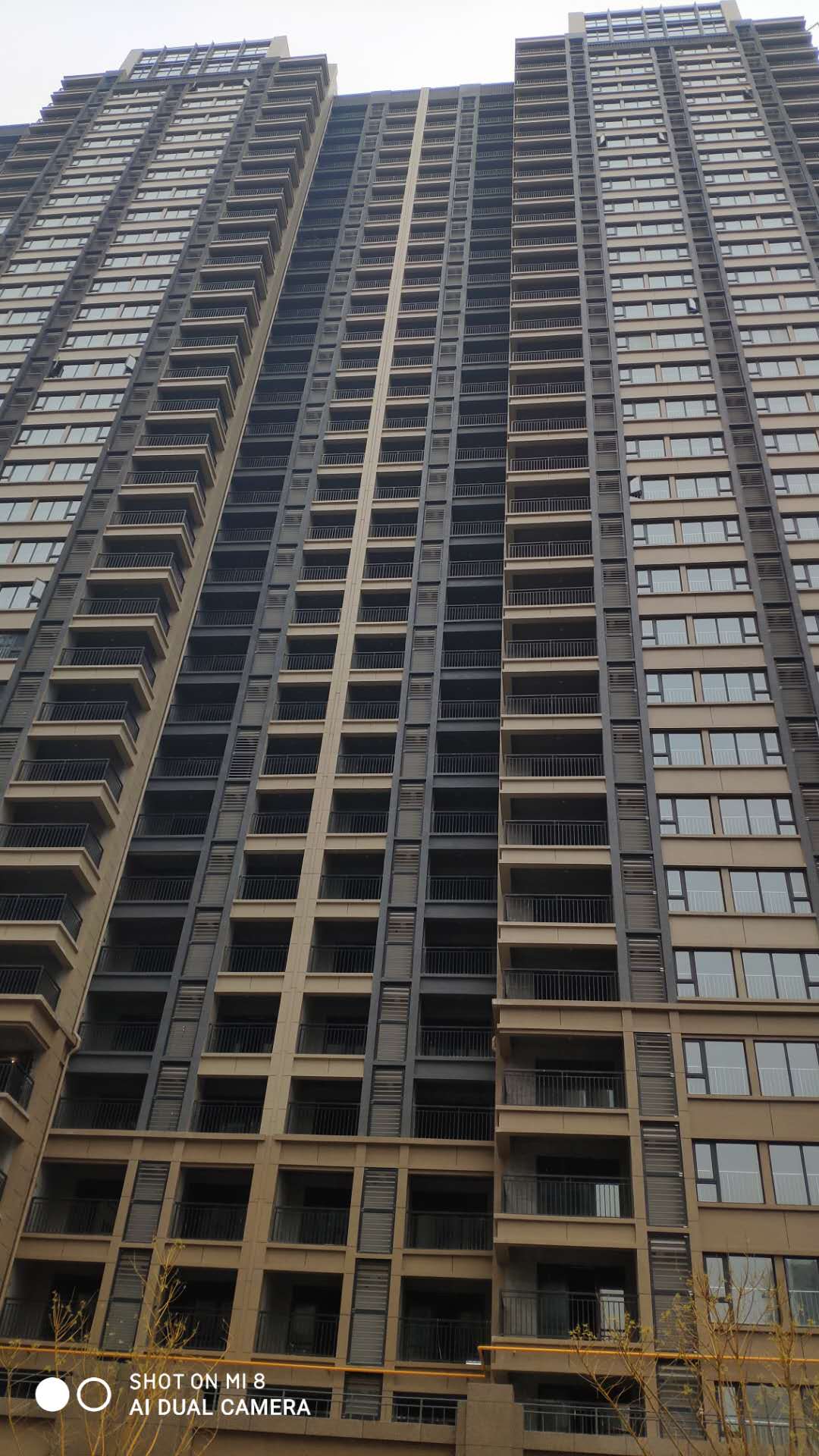 洛阳又一个小区交工了,君河湾高层封阳台灰色断桥铝团购