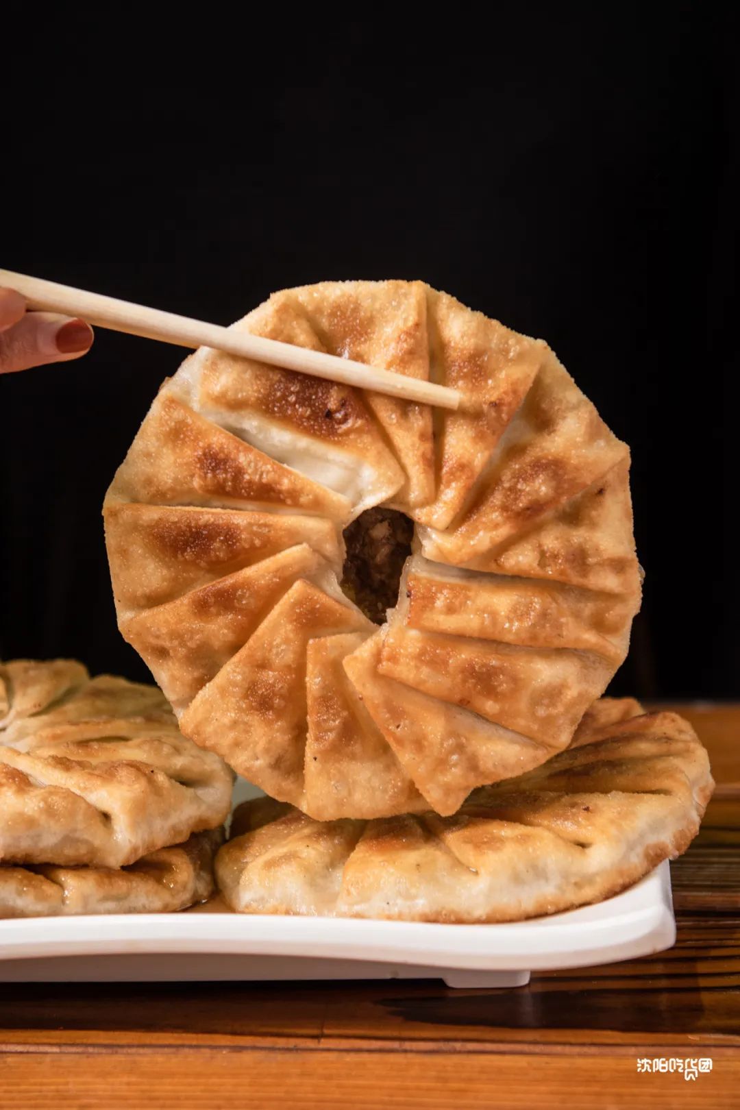 走近店内,牛羊肉家家户户都有,但开口馅饼一定不是每家都备.