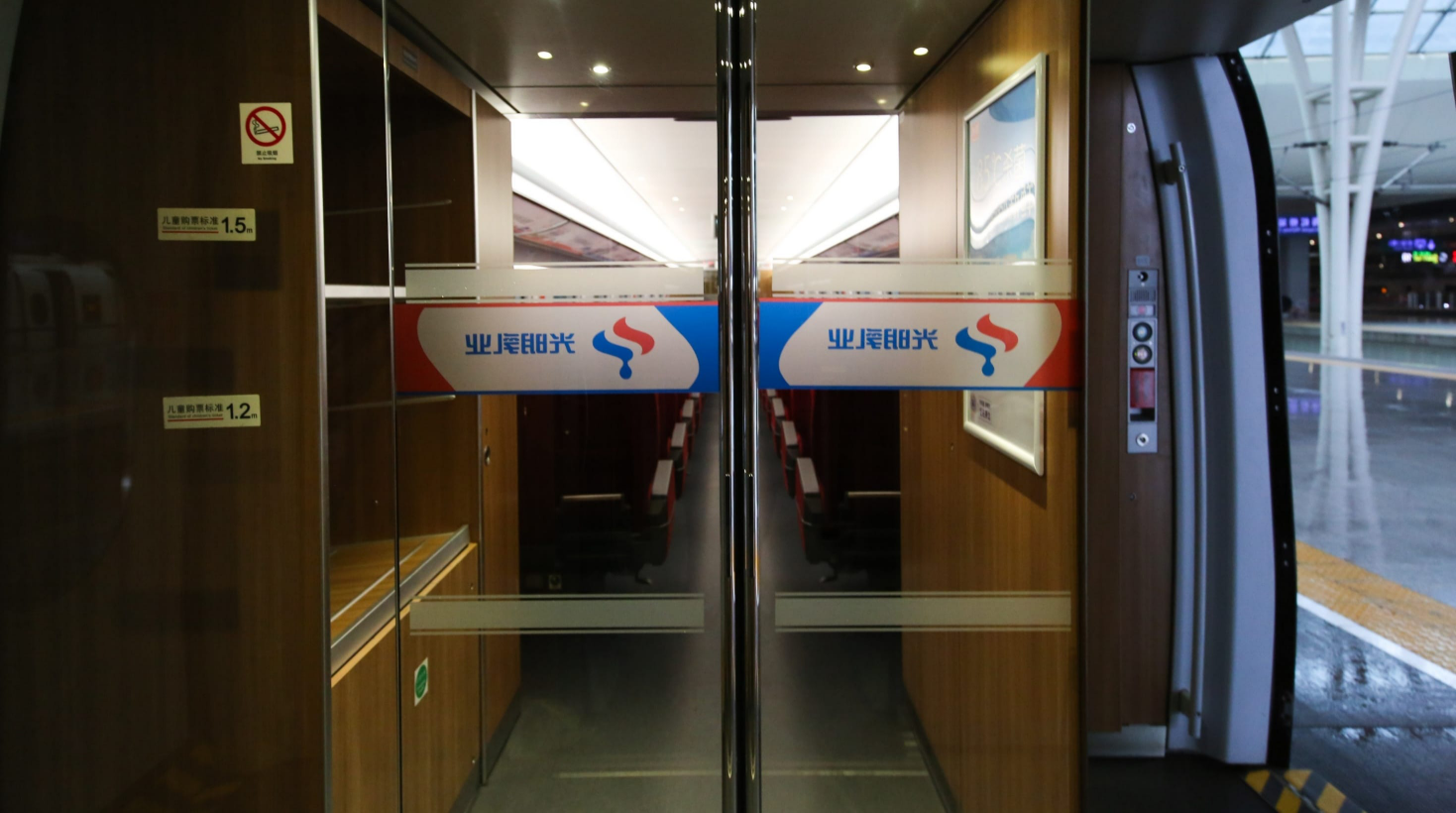 高铁车外门贴媒体位置:上下车门处媒体优势:1.