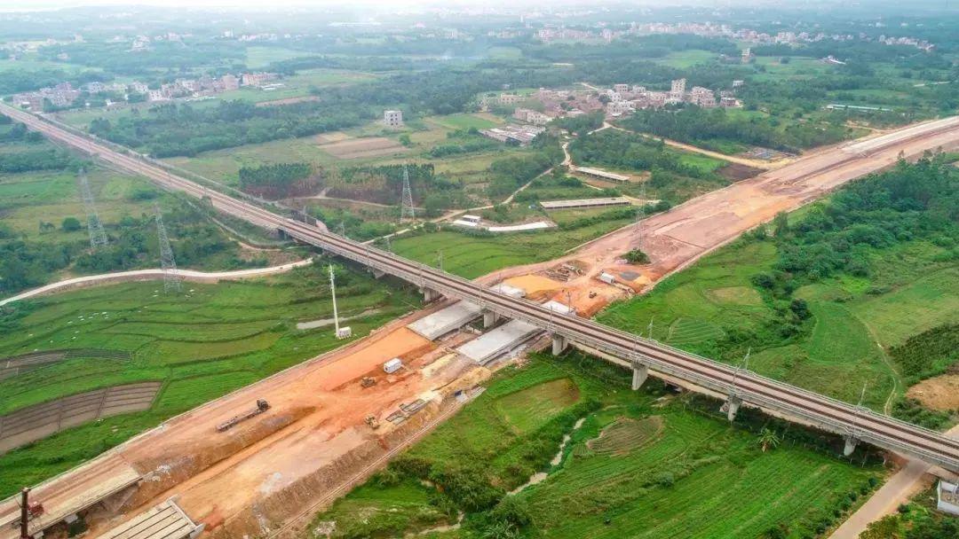 80人手抬肩扛293吨钢筋蚂蚁搬家穿越深湛高铁