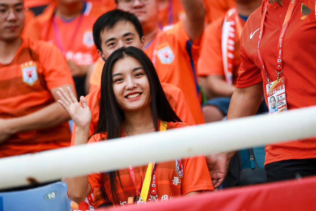 穿球衣的姑娘最美,中超各队美女球迷你选谁?