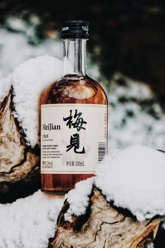 看起来真的高大上中国风的毛笔字和大气简约的酒瓶包装首先吸引小编的