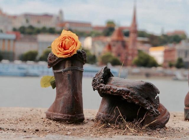 原创匈牙利最有意义的雕塑由60双破烂铁鞋构成背后的历史很残忍